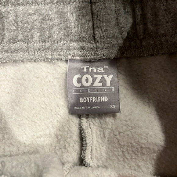 Aritzia TNA cozy fleece boyfriend joggers in grey - Picture 9 of 12
